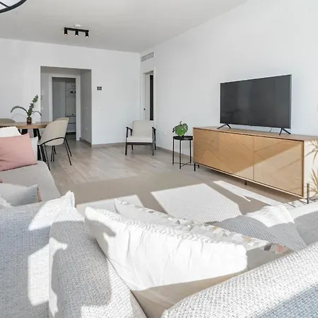 Eg5.4a - Luxury Penthouse With Private Sun Terrace إِستيبونا